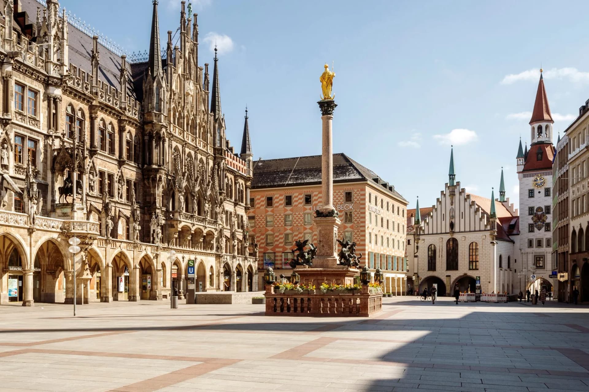 New Town Hall and Mariensäule statue in empty Marienplatz square, Munich, Germany.