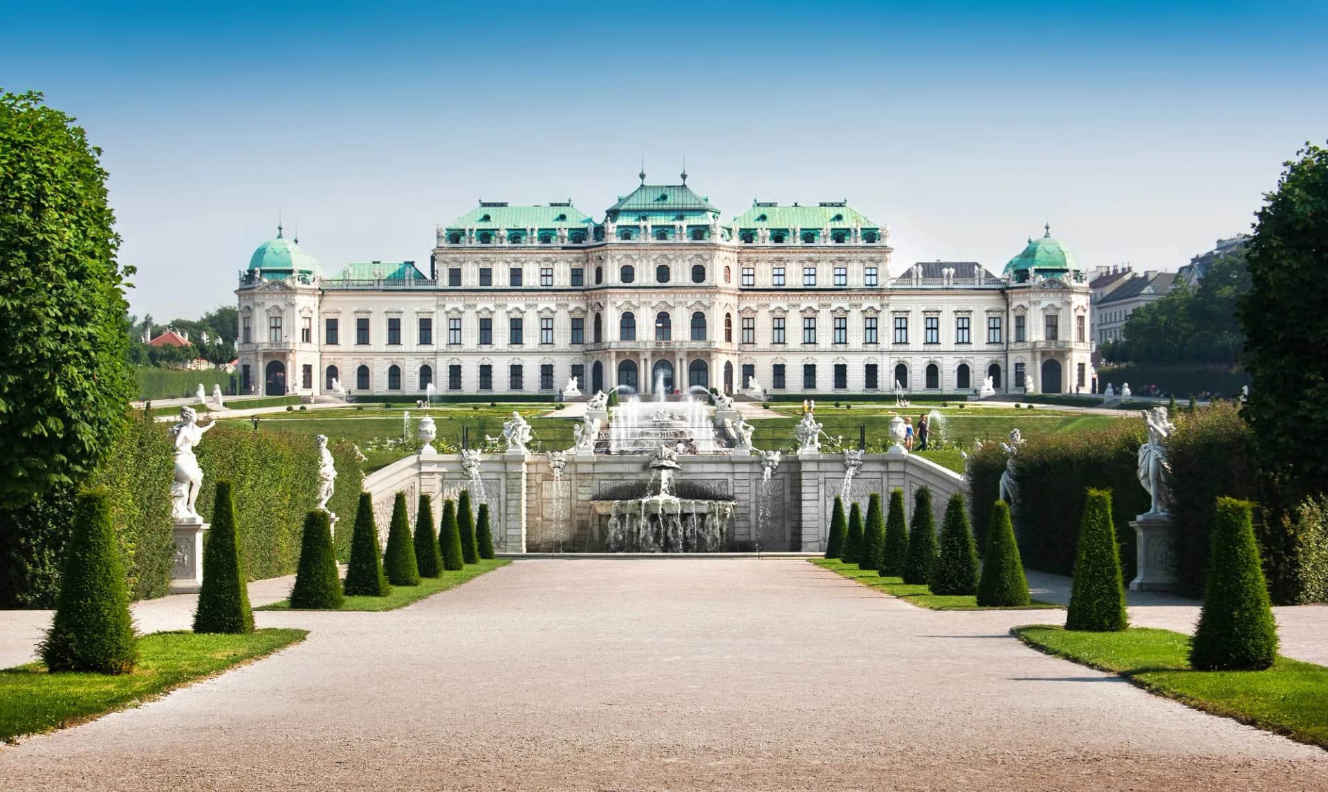 Schloss Belvedere in Vienna, Austria with baroque fountains, statues, and manicured gardens.