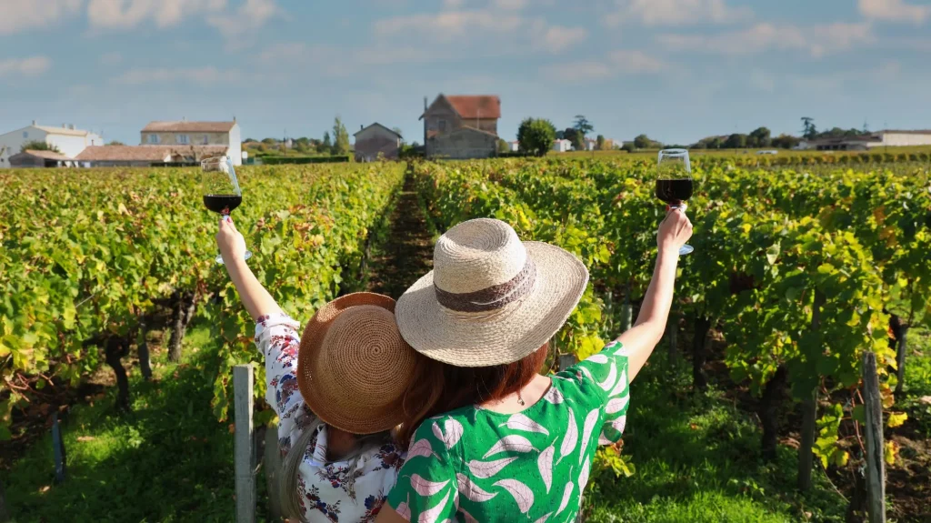 Freundinnen im Weinberg