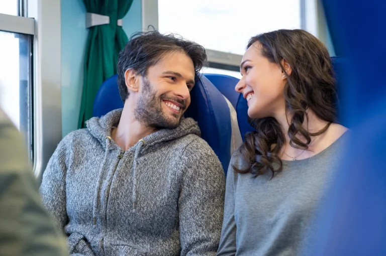 Couple heureux voyageant en train