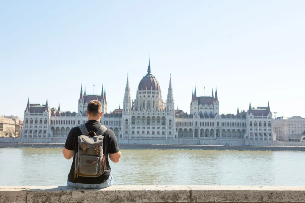 le parlement de budapest touriste