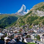 ammirare il matterhorn che sovrasta zermatt