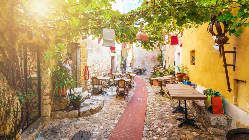 Strada nel villaggio medievale di Eze