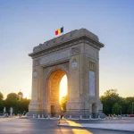 se tiennent devant l'arc de triomphe de Bucarest