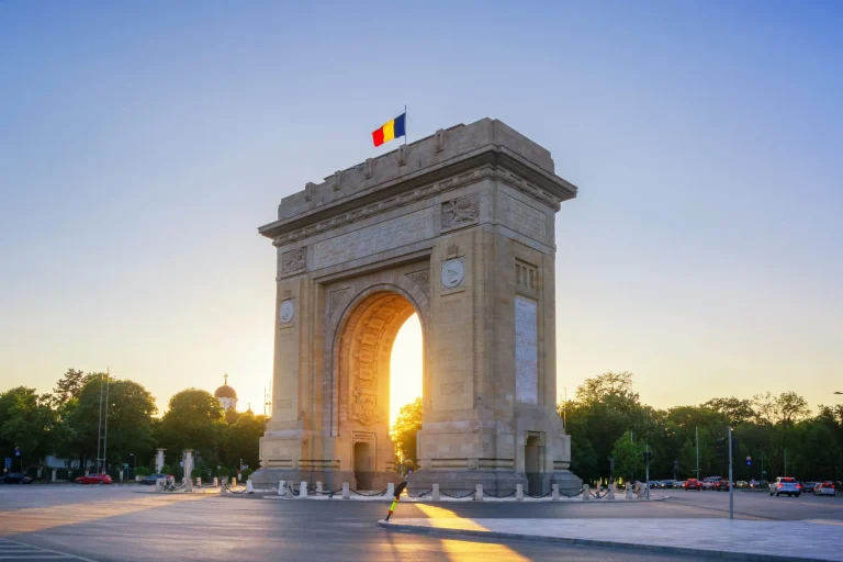 davanti all'arco di trionfo di Bucarest