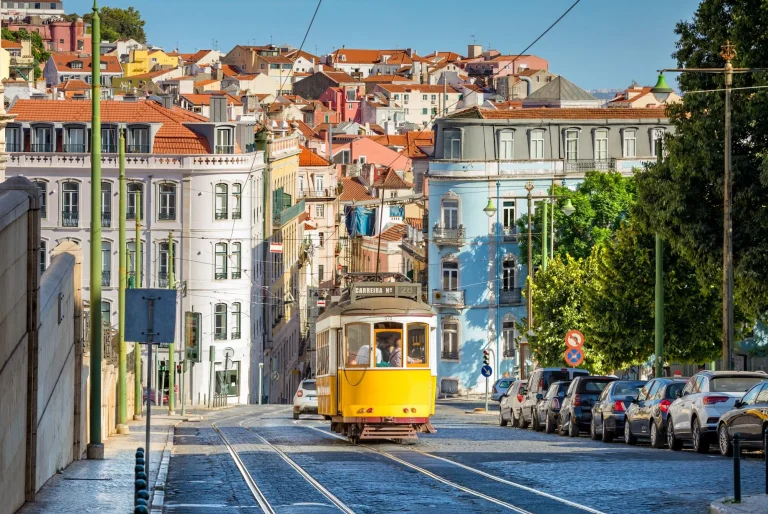 tram sulla linea 28 a lisbona, in portogallo