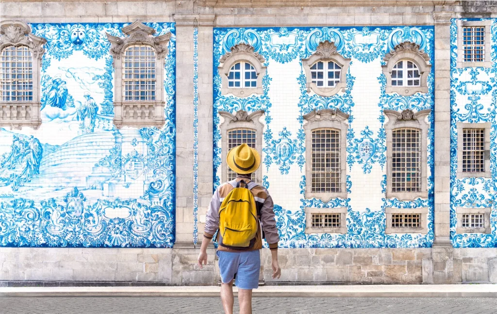 Mann blau gefliestes Gebäude Porto