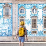 Mann blau gefliestes Gebäude Porto