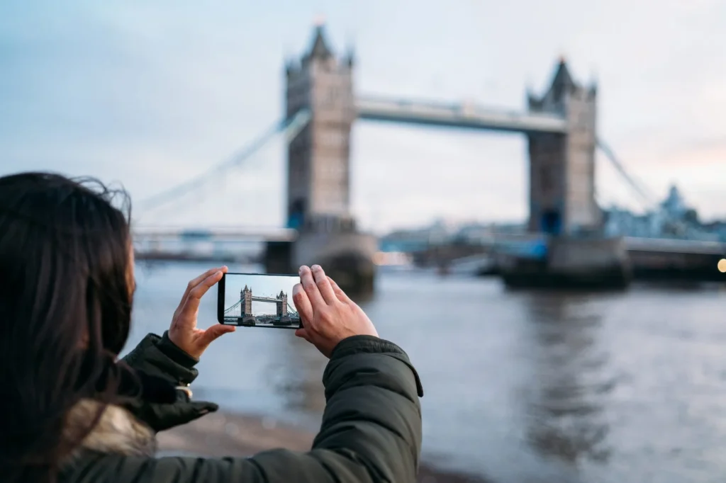 Turista che fotografa il ponte di Londra