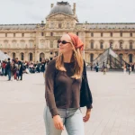 touristin mit rotem kopftuch und sonnenbrille im louvre in paris