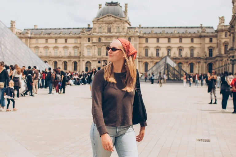 touristin mit rotem kopftuch und sonnenbrille im louvre in paris